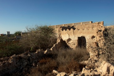 Quelques unes des ruines de Jazira Al Hamra. Avant 1968, la ville comptait 300 maisons et 13 mosquées © Philippe Henry / OCEAN71 Magazine
